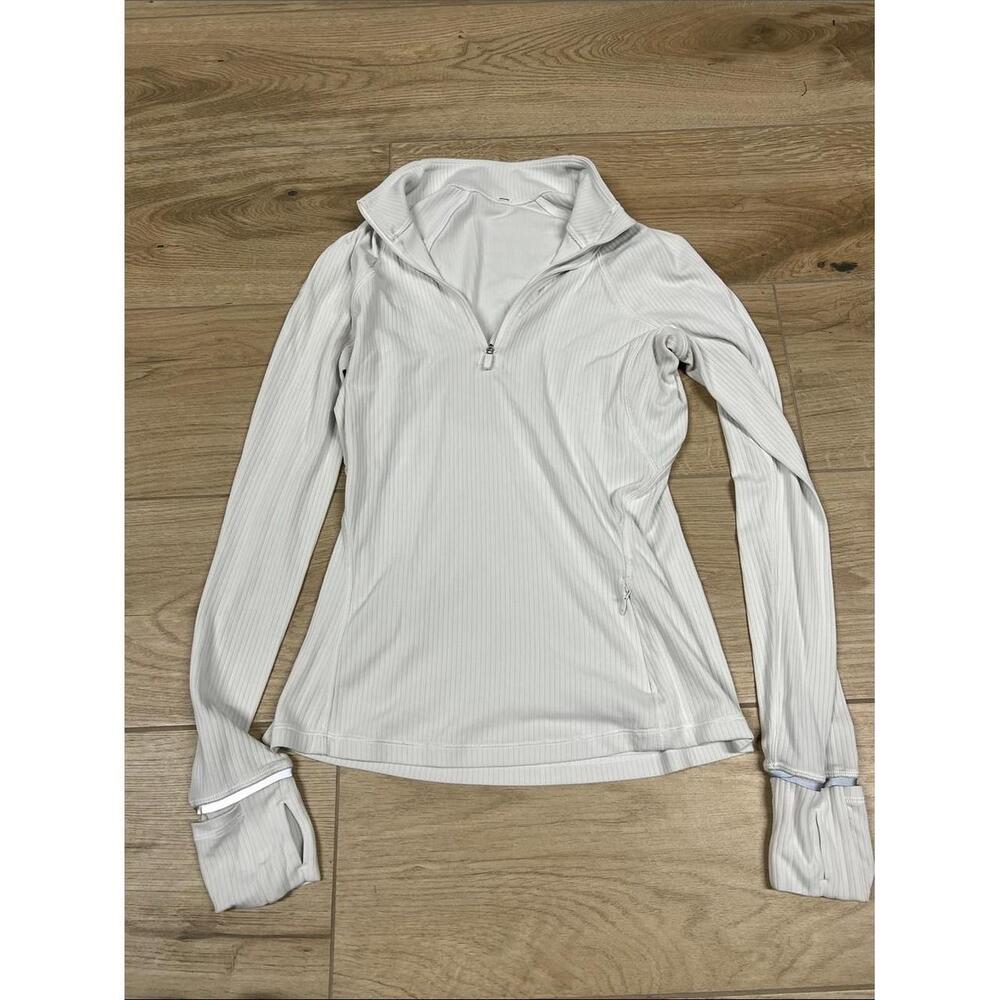 Lululemon Run Briskly 1/2 Zip
White
We made this half zip to keep your temperat